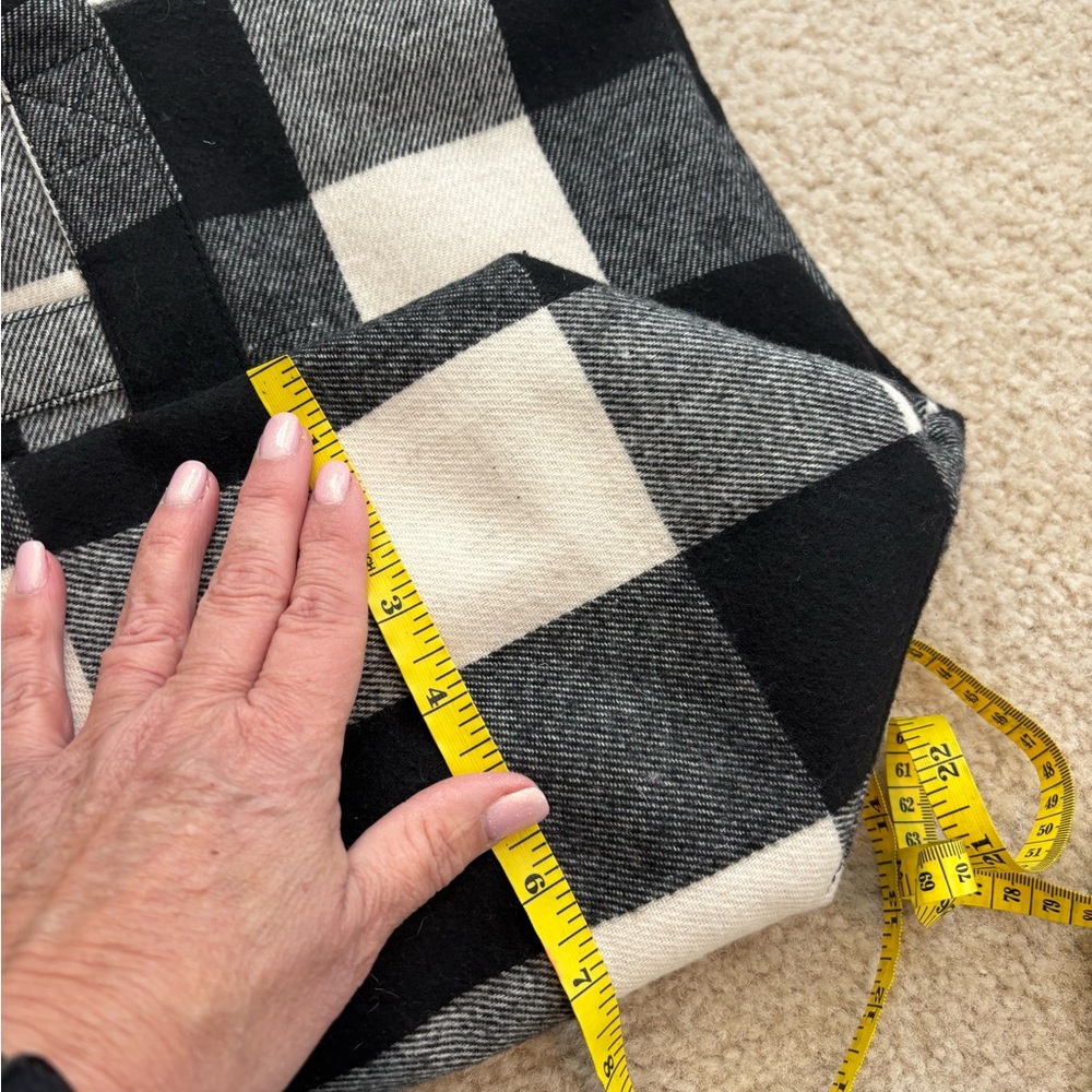 Flannel and Sherpa Checkered Print Tote - Picture 11 of 13